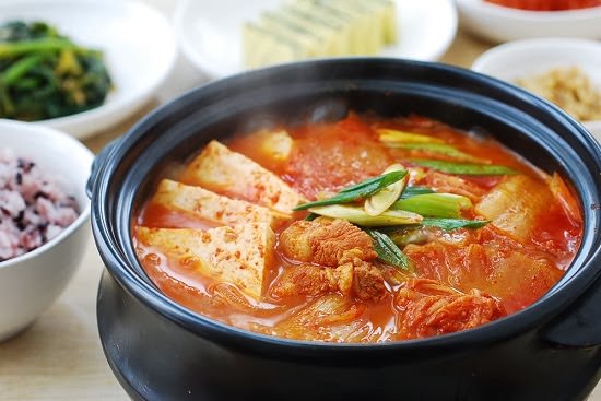 nấu canh kimchi